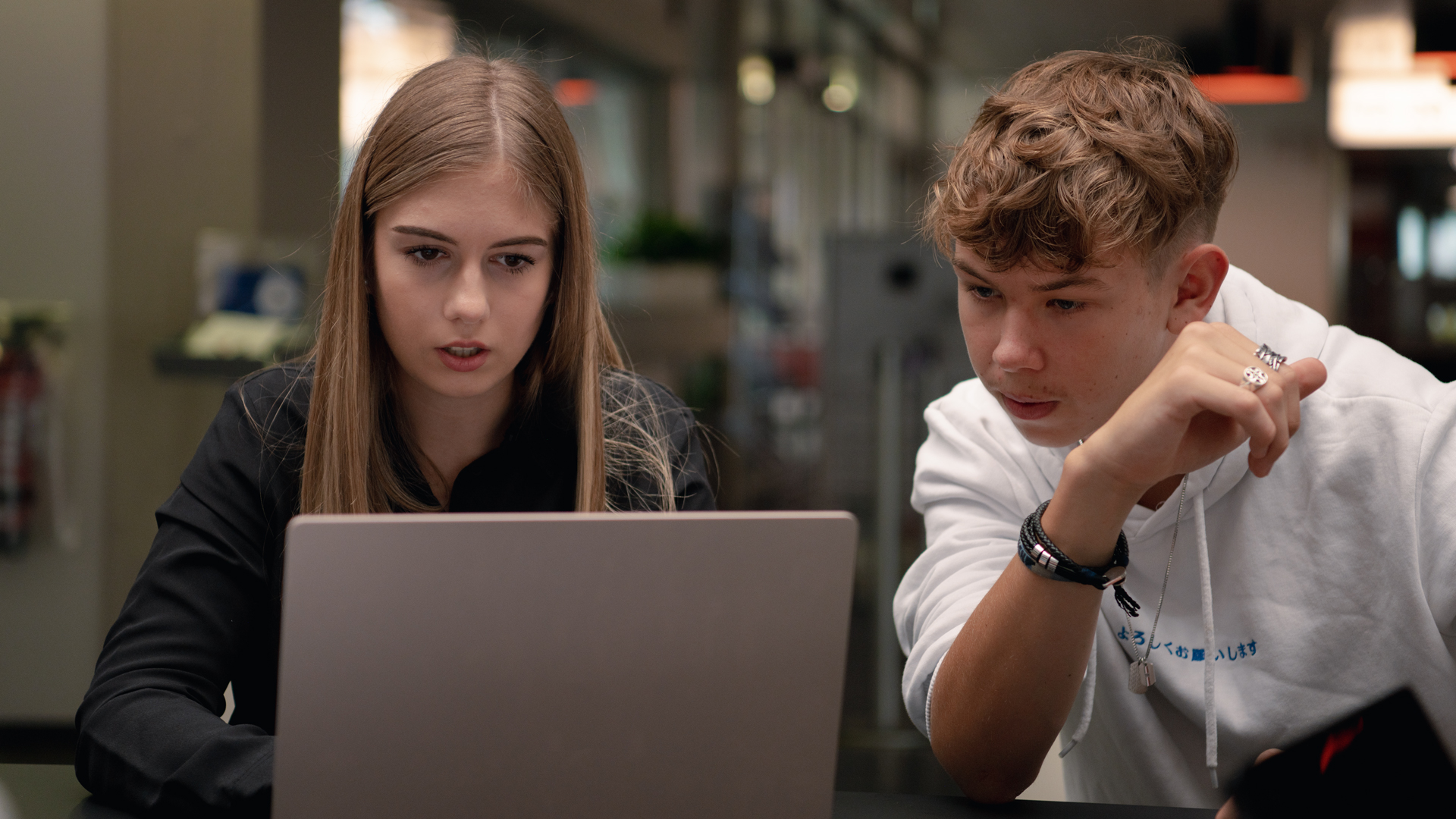 zwei Schüler vor Laptop