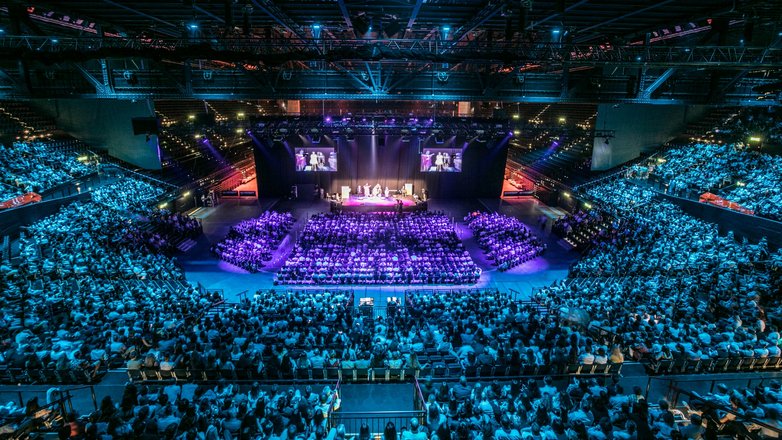viele Personen im Hallenstadion