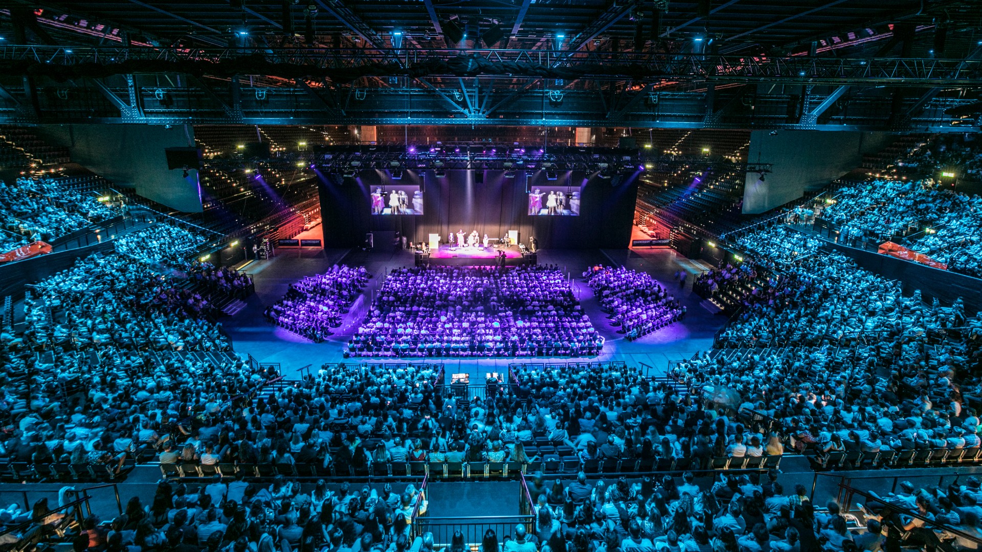 viele Personen im Hallenstadion