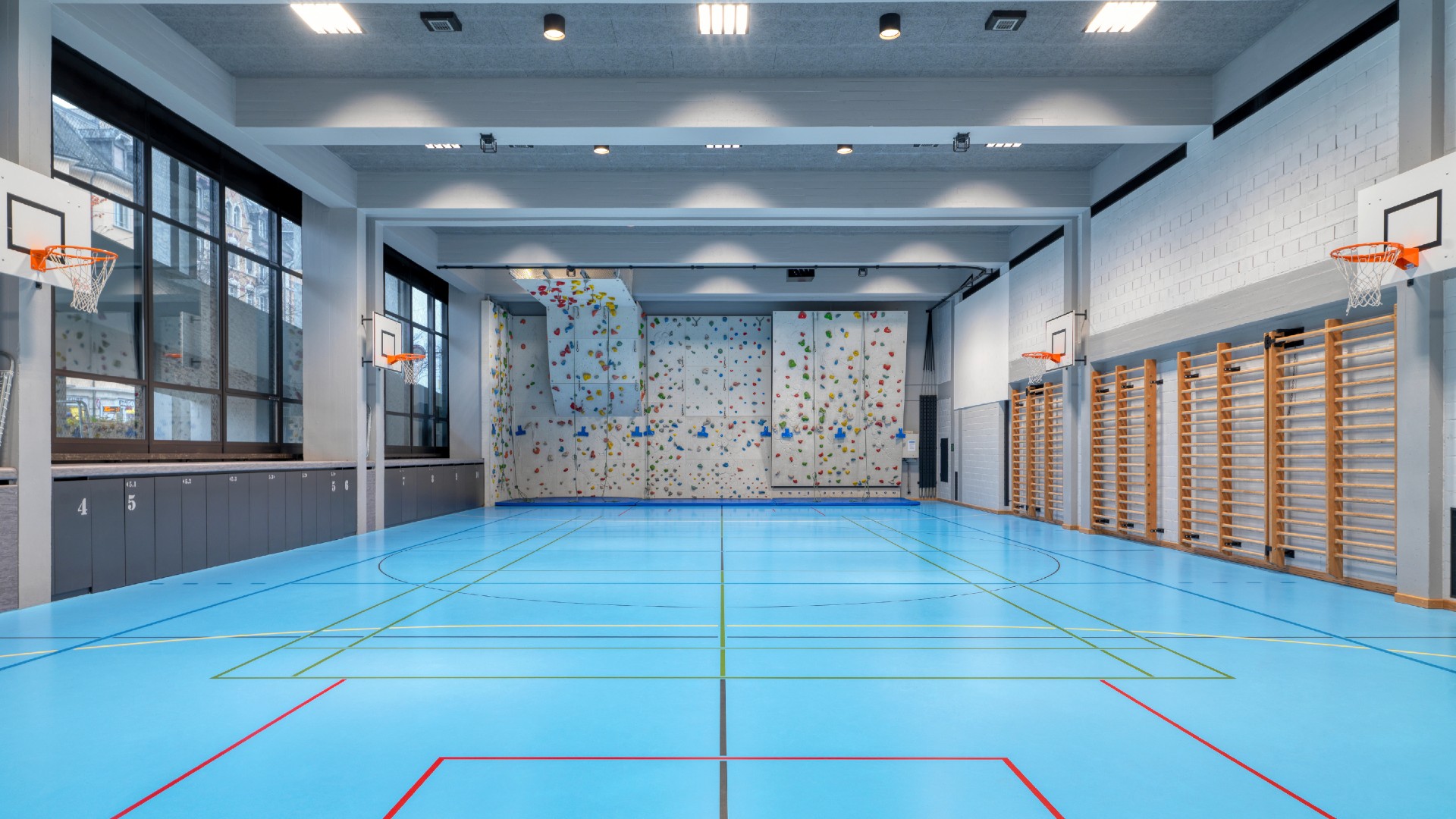 Sporthalle mit Kletterwand